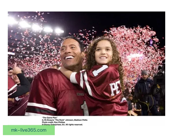 艾维街头激情演讲手持麦克风大胆表达观点引发路人热烈关注