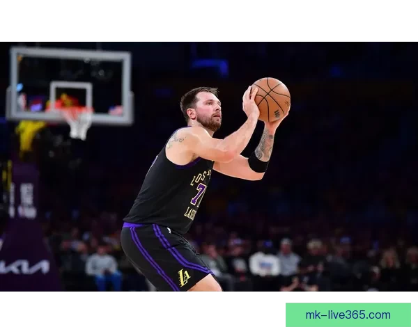 湖人首节崩盘大比分落后雷霆 东契奇状态低迷里夫斯伤情成疑